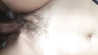 Мужик активно жарит дамочку в сером свитере и снимает видео