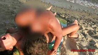 Мужчина и девушка занимаются сексом на пляже