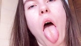 Любит позировать перед камерой с небритой мандой и открытым ртом