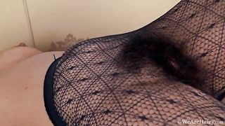 Волосатая пизда сильно нуждается в трахе