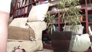 Начитанный мужик наяривает девушку с небритой шмонькой