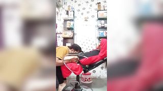 Парикмахер делает кунилингус клиентке