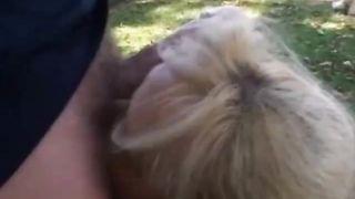 Зрелые соседи ебутся под деревом во дворе