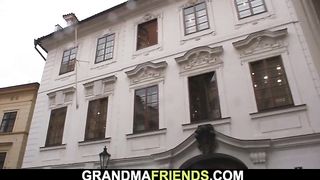 Старая женщина во время прогулки в дождливую погоду нашла любовников