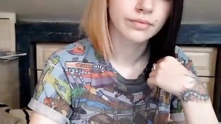 Вебкам шоу от молодой девушки с волосатой писей